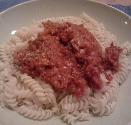 Pasta med tonfisk i tomatsås