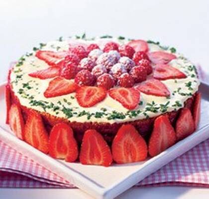 Sommartårta med jordgubbssylt och hallon