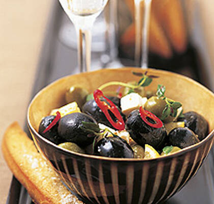 Citronmarinerade oliver med vitlöksstickor