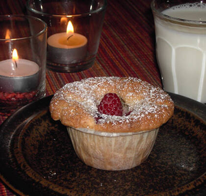 Hallonmuffins med krossad vit choklad och valnötter