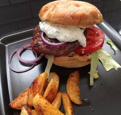 Grillade hamburgare med tzatziki