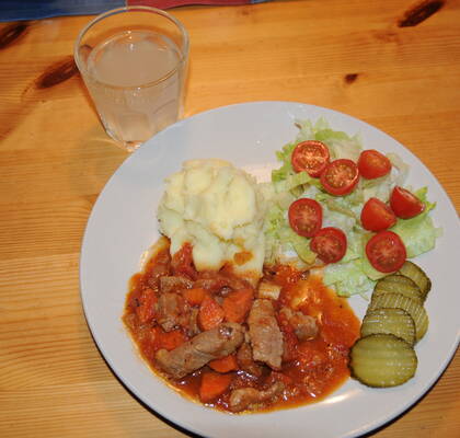 Gulasch med fläskkött, tomater och citron