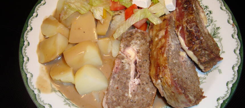 Saftig köttfärslimpa med feta och bacon