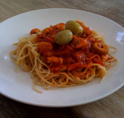 Vegetarisk pastasås med oliver, morötter och champinjoner