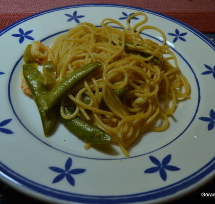 Pasta med räkor och sockerärter