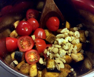 Curry med aubergine, tomater, broccoli og cashewnødder