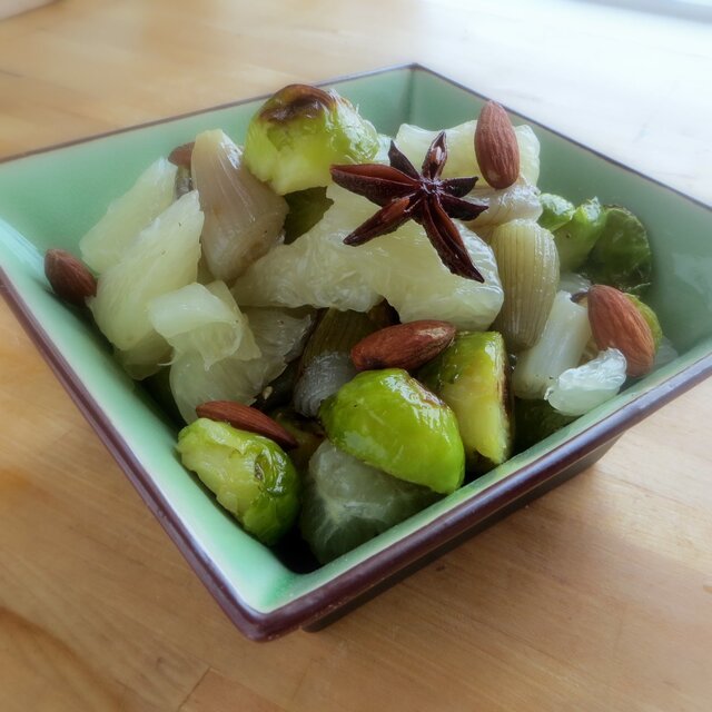 Rosenkålssalat med marineret pomelo og saltmandler