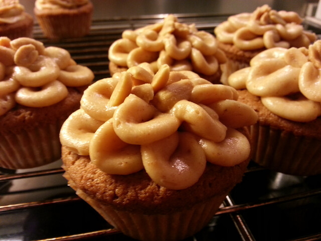 Peanutbutter cupcakes med saltede peanuts og chocolate chips