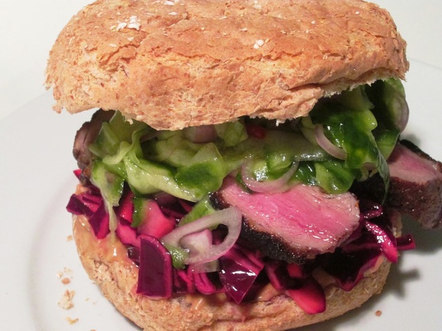 Burger med Marineret And, Lynsyltet Kål og Agurkerelish