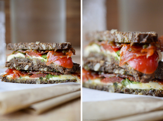 Ristet rugbrødssandwich med tomat, mozzarella, pesto og salami