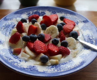 Morgenmad med skyr, vanille og honning toppet med frugt og bær