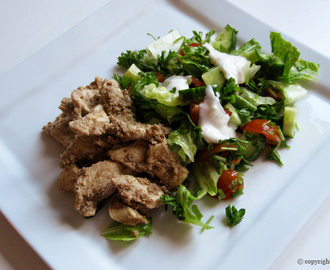 Kyllingekebab med salat og yoghurtdressing