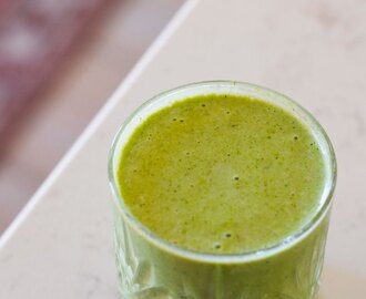 Superfood Smoothie med Matcha, Hamp og Byggræs