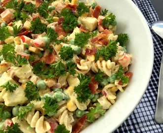 Cremet pastasalat med kylling, karry og bacon…