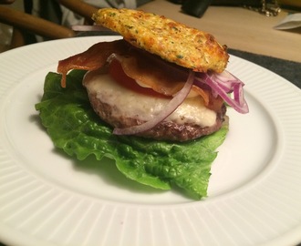 Burger med græntsagsfladbrød og hjemmelavet ketchup