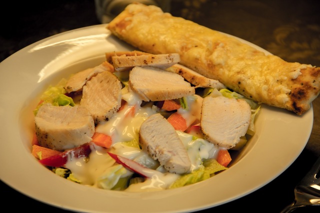 Salat med kylling og lune ostebidder