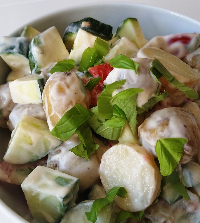 Kartoffelsalat med Grøntsager og Basilikum