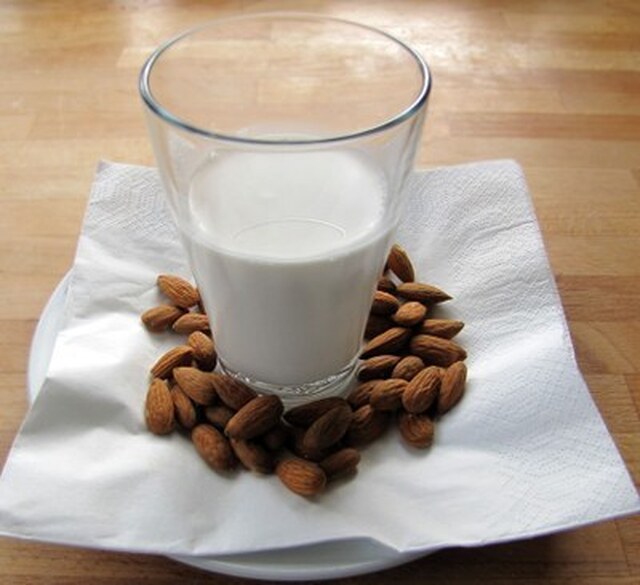Mandelmælk - eller anden nøddemælk