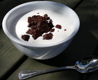 Skyr koldskål med chokolade rugbrød