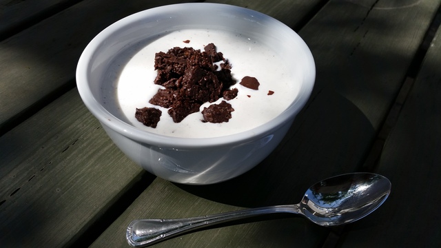 Skyr koldskål med chokolade rugbrød