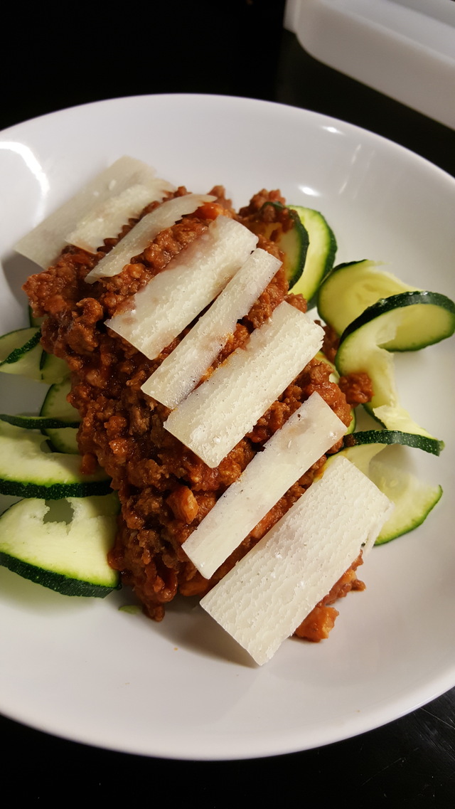 Grøntsagspasta med kødsovs og parmesan