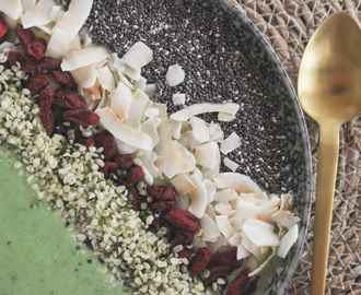 Vegan Green Superfood Smoothie Bowl