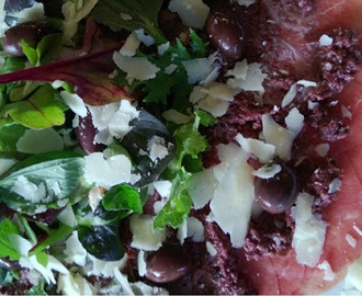 Carpaccio med oliven tappanade og baby mix salat .