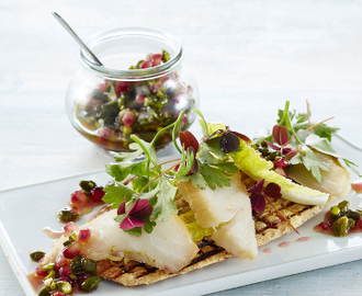 GOURMET Sliced røget torsk med pistacienødder og granatæblevinaigrette