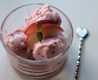 Frisk yoghurtis med ferskner ☼