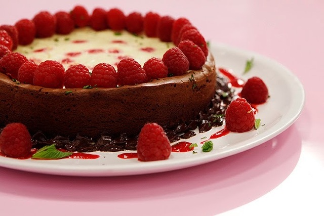 BrownieCheesecake med hindbærhjerter - Alt det gode i én kage