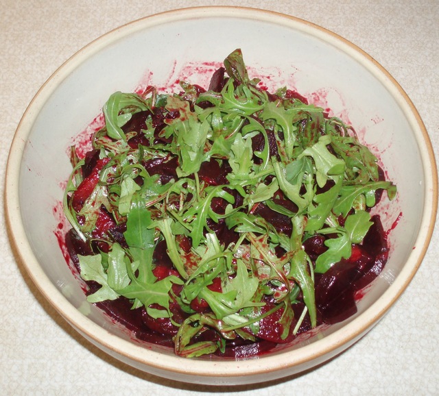Andebryst med rødbedeblomme-salat og ovnkartofler