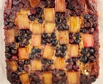 Upside down kage med rabarber og blåbær