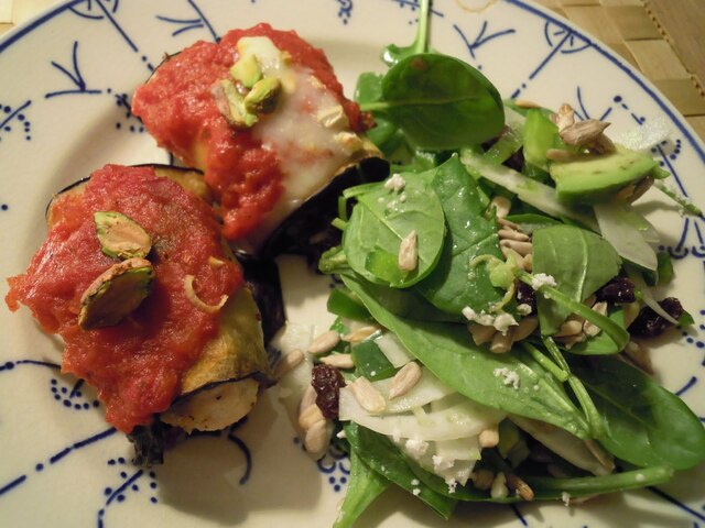 Aubergineruller med tomat og pistacie + fennikelsalat. Dessert tapas, raw.