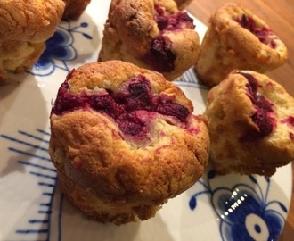 Hindbær muffins med marcipan og hvid chokolade