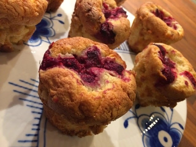 Hindbær muffins med marcipan og hvid chokolade