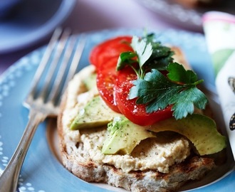 Hummus på toast med tomat og avocado