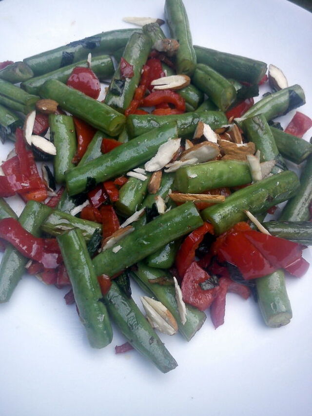 Grønne bønner med rød peber, hvidløg, salvie og mandler