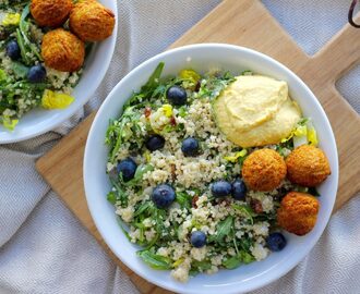 Quinoasalat med rucola, feta og falafel