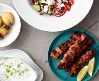 Souvlaki, ovnbagte kartofler og estragon-dressing med ærter