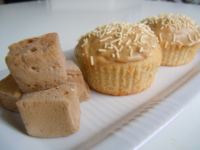 Lakrids cupcakes med skumfiduser og lakridsfrosting