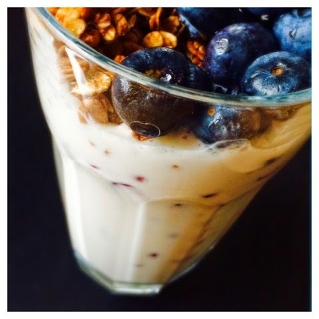 Lækker morgenmad - Yughurt med, granatæble, banan, blåbær og musli