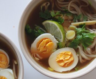 Ramensuppe med æg, nudler og grønt