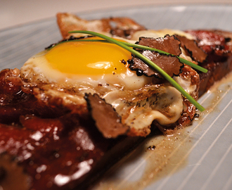 Smørstegt kommensbrød med sprødstegt speck, spejlæg, trøffel og brunet smør