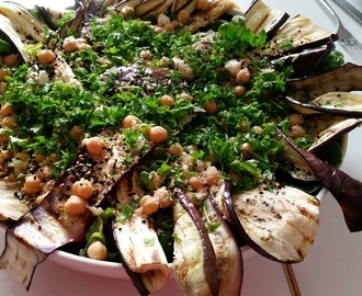 Auberginesalat med kikærter