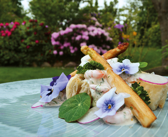 Mer’ blomster-dameblads-mad: “Tarteletter” med rejesalat og grillede hvide asparges.