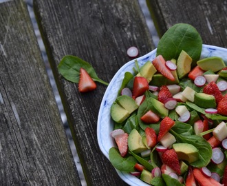 Spinatsalat med jordbær og avocado