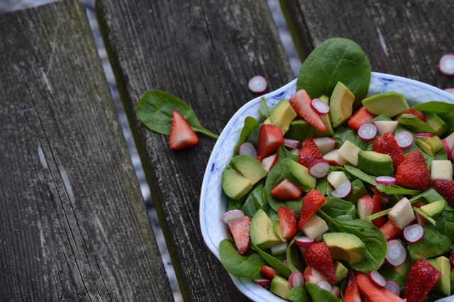 Spinatsalat med jordbær og avocado