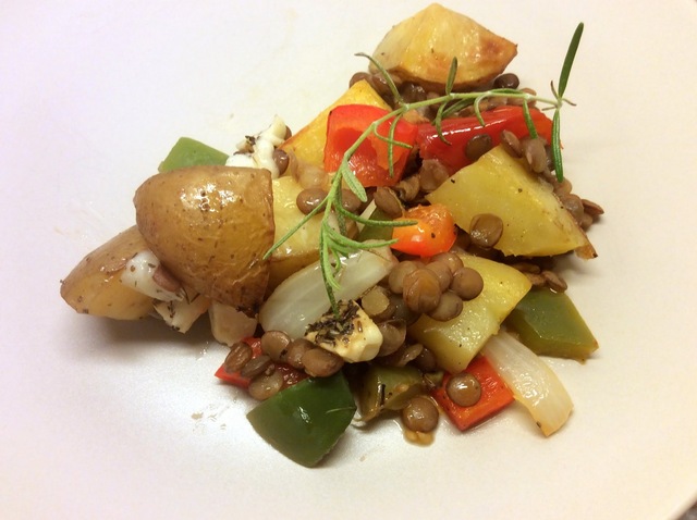 Kødfrit og farverigt kartoffelfad med linser og peberfrugt