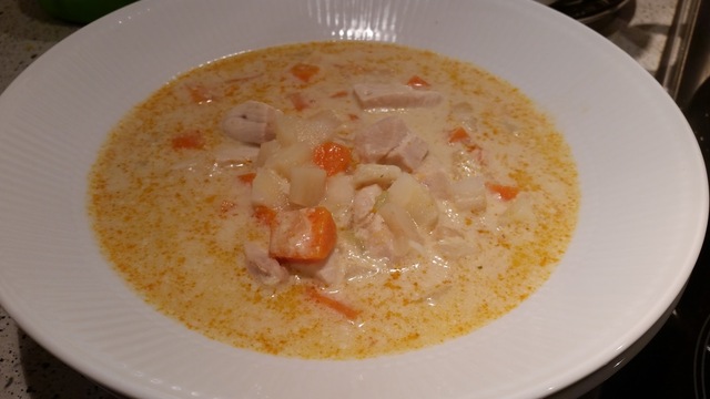 Kyllingesuppe med rodfrugter og kokosmælk