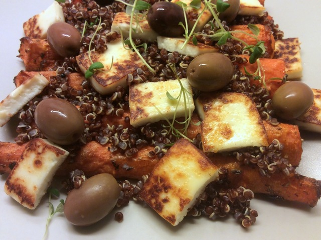 Ovnbagte gulerødder med quinoa, halloumi og oliven